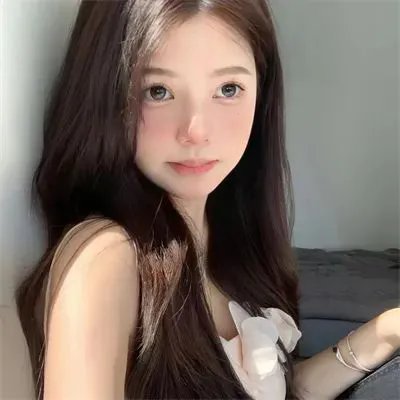 小鬼头上的女人海报